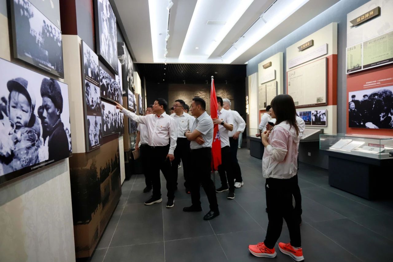 砥砺初心使命，罗致奋进力量丨QMH官网乳业集团党委组织发展进建“焦裕禄心灵”主题党日活动