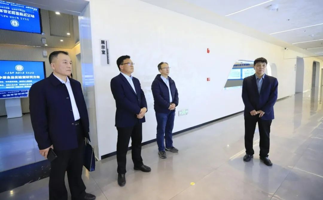 QMH官网乳业集团党委书记、董事长唐洪峰一行赴中原食品尝试室同中国工程院院士、中原食品尝试室主任任发政座谈互换