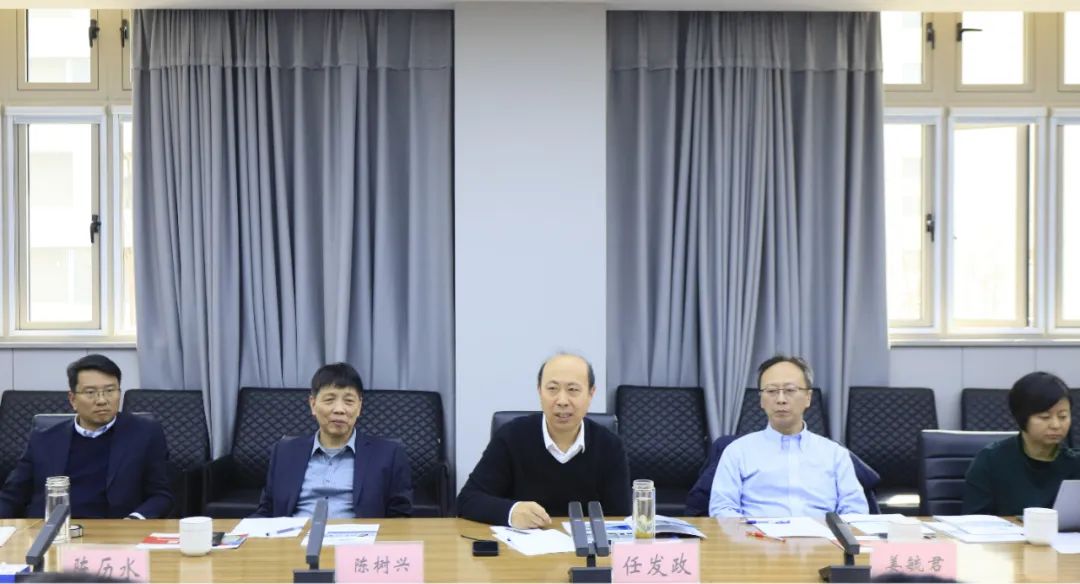 QMH官网乳业集团党委书记、董事长唐洪峰一行赴中原食品尝试室同中国工程院院士、中原食品尝试室主任任发政座谈互换