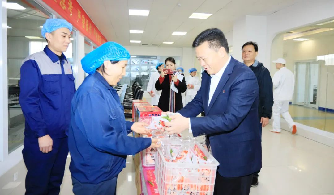 新春慰问送关切——集团党委书记、董事长慰问春节期间坚守岗位的一线职工