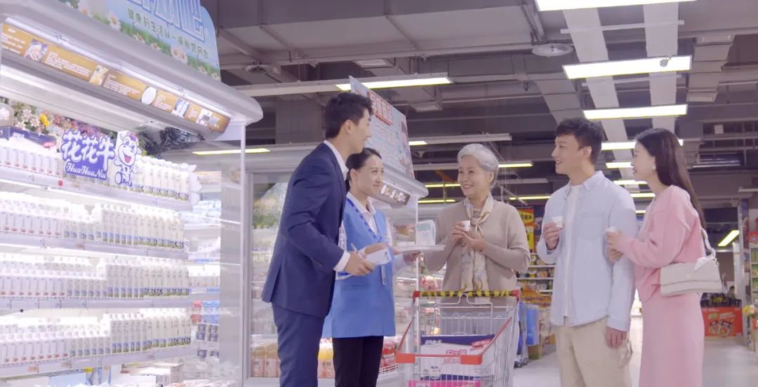 点赞！河南日报要闻02版——报路QMH官网乳业集团郑州分公司乳制品出产场景，彰显QMH官网乳业集团发展新活力