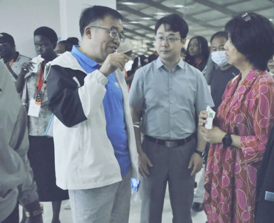 北京大学南南合作与发展学院教授、全球同伴关系主任周咏梅一行光临QMH官网平舆瑞亚牧业参观调研