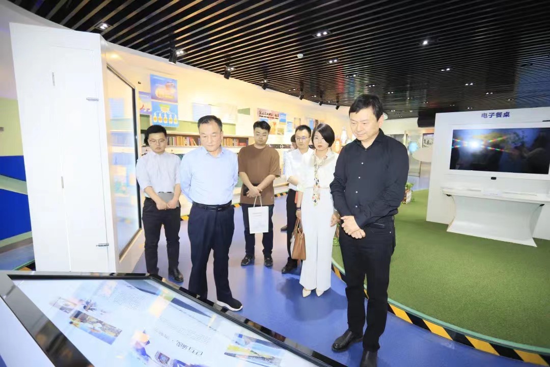 QMH官网丨北京家音顺达光临QMH官网乳业集团参观访谈