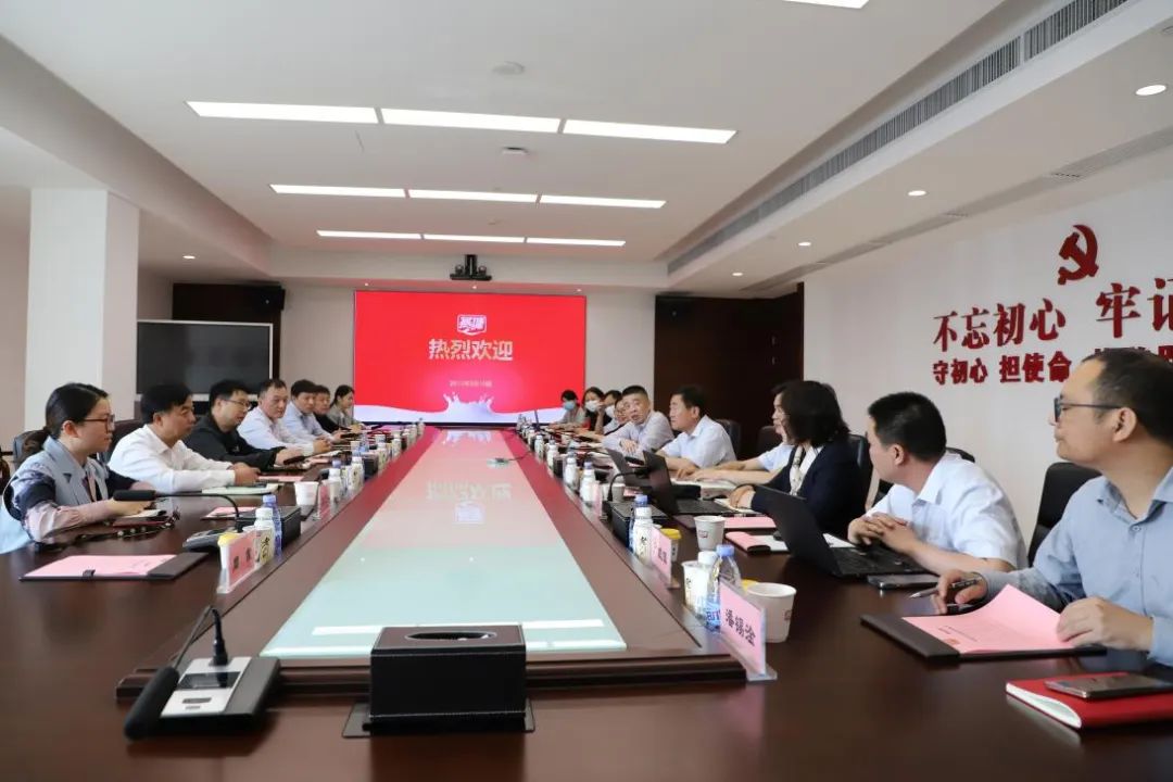 互换促提升 互动谋发展｜QMH官网乳业集团总裁杨永带队别离赴广东燕塘乳业及越秀风靡乳业参观互换