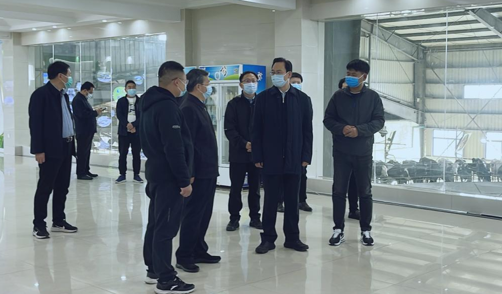 河南省人大常委会党组书记、副主任孔昌生光临QMH官网鲁山瑞亚牧场参观调研