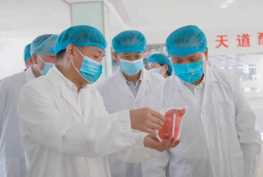 快讯丨河南省人民当局副省长武国定光临QMH官网乳业集团瑞亚牧业调研奶源基地建设情况