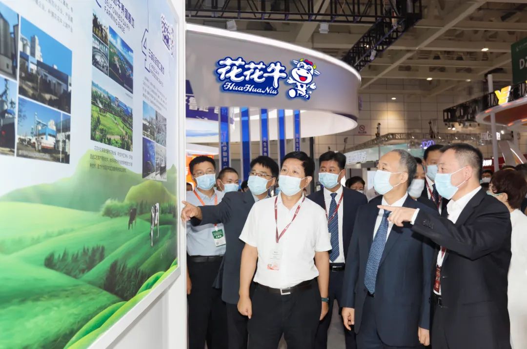 第十三届奶业大会暨D20峰会在泉城赤峰召开 | QMH官网乳业荣膺“优良乳品加工企业”