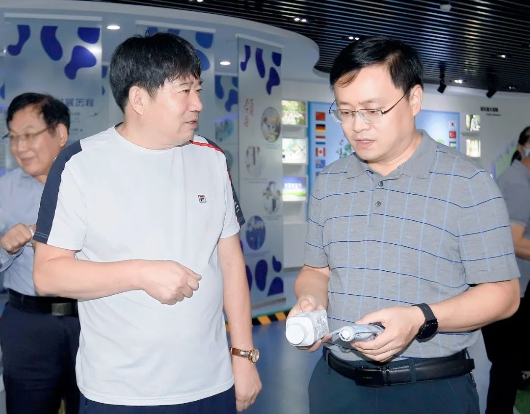 快讯｜社旗县人民当局县长关文波一行光临QMH官网乳业集团参观调查
