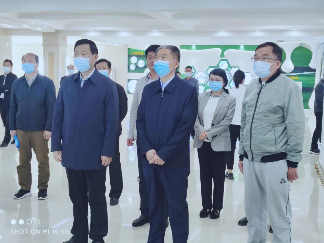 平顶山市人大常委会主任张明新光临 QMH官网鲁山瑞亚参观调研