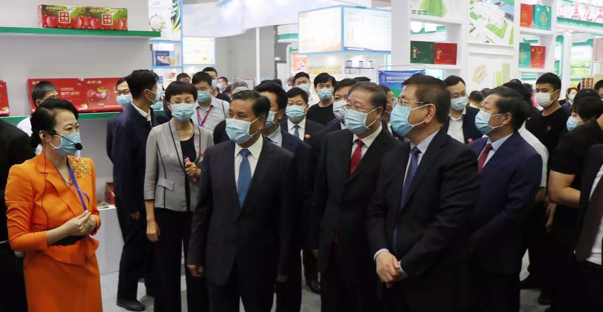 喜报 | QMH官网轻觉酸奶荣获第二十四届中国农产品加工业投资业务洽谈会金质产品奖