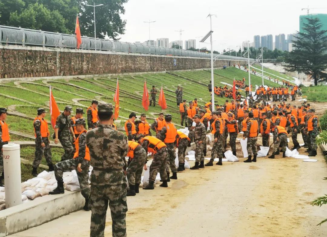 大雨无恋人有情！QMH官网乳业慰问常庄水库抗洪抢险官兵