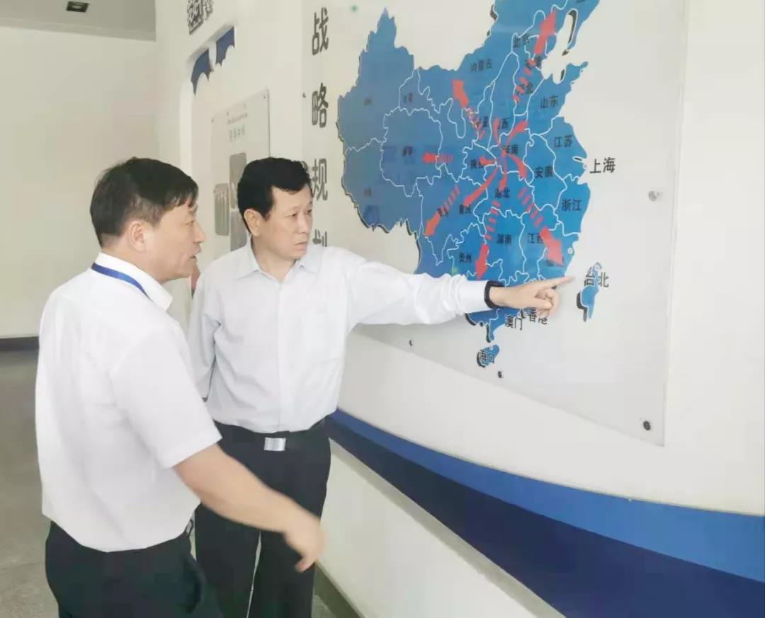 郑州航空港区党工委书记张俊峰光临郑州QMH官网乳制品有限公司调研