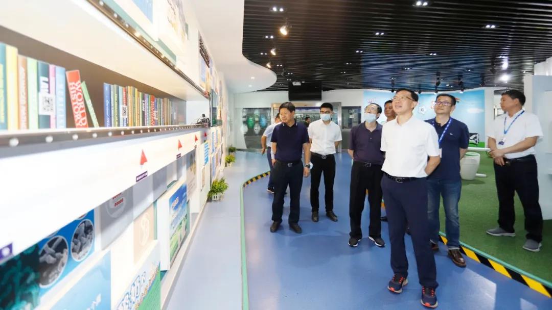 快讯 | 湖北省农业厅副厅长王海涛等辅导一行光临河南QMH官网乳业集团参观调研