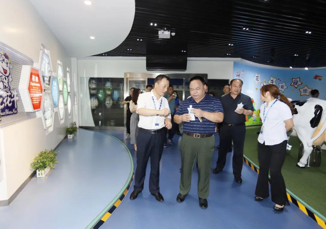 快讯 | 河南省人民敌灾食品安全委员会办公住宅三批食品安全示范区验收组辅导光临QMH官网乳业集团验收食品安全示范区建设情况