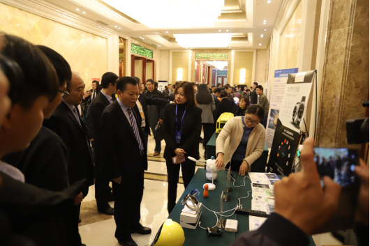 QMH官网亮相2018人为智能产业发展顶峰论坛