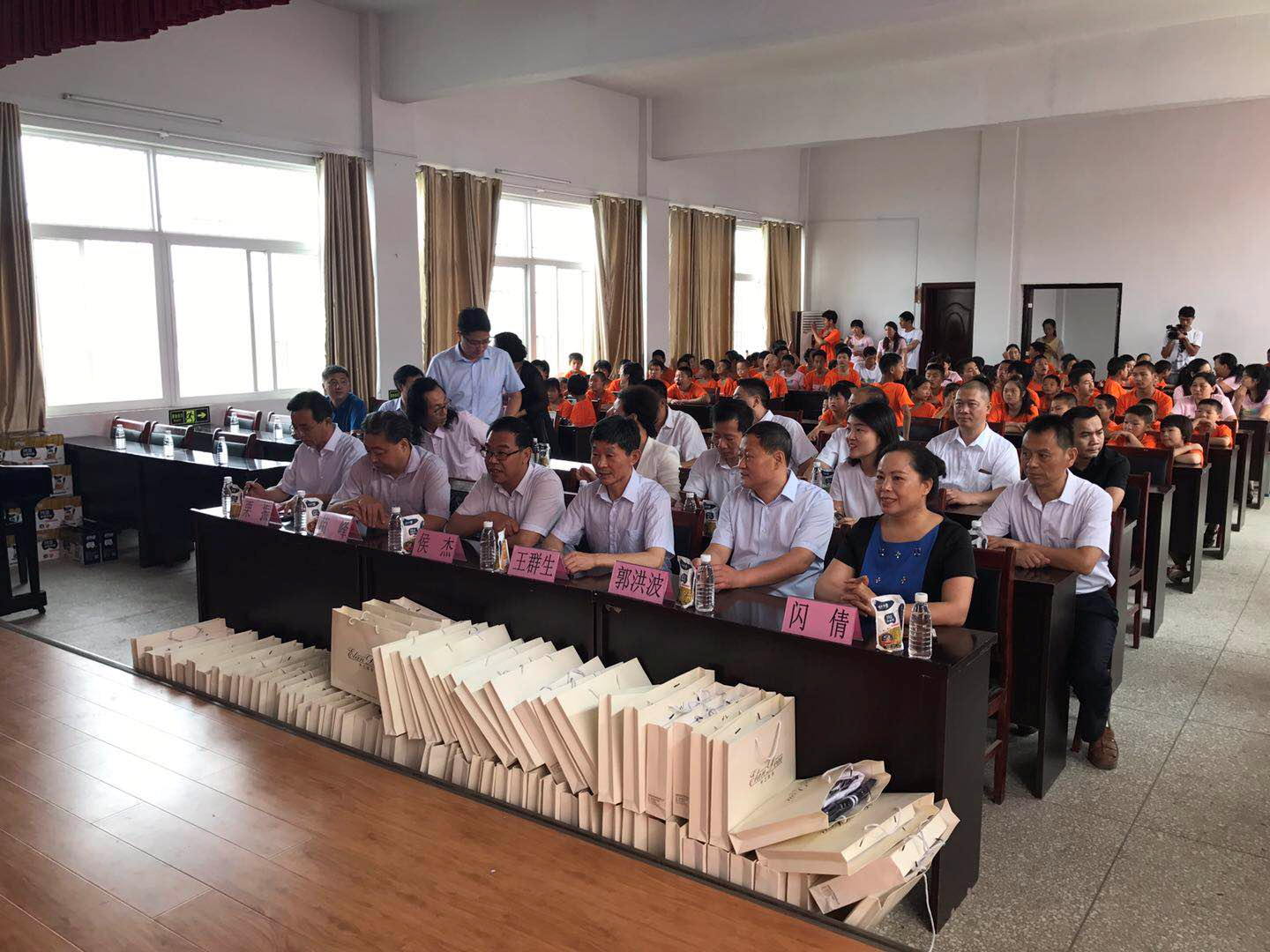 “关爱特殊儿童，让爱洒满人间—QMH官网乳业集团2018中国幼康牛奶行动” 公益助学泌阳捐赠典礼