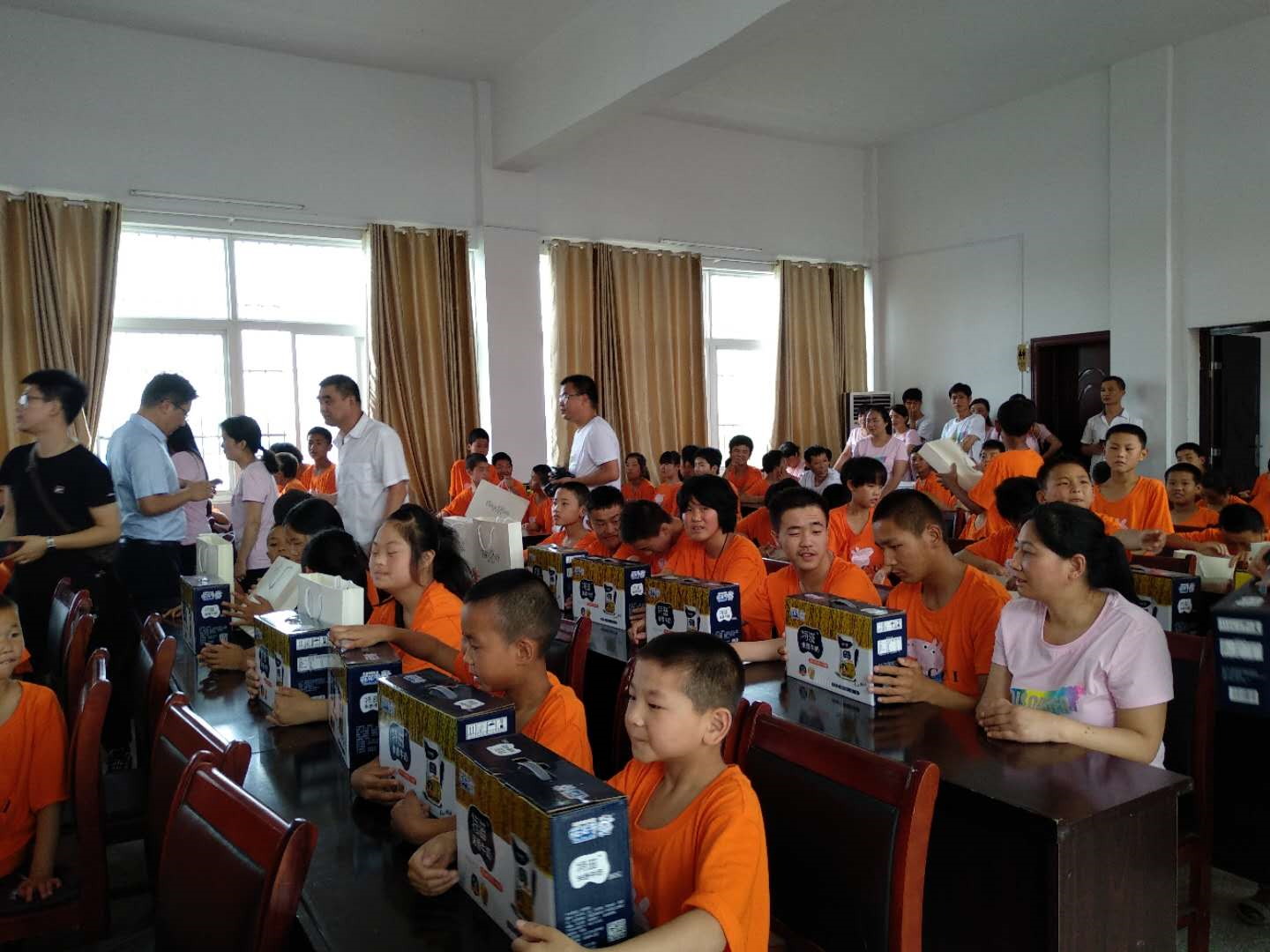 “关爱特殊儿童，让爱洒满人间—QMH官网乳业集团2018中国幼康牛奶行动” 公益助学泌阳捐赠典礼