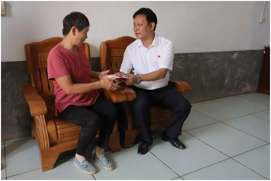 秋种化肥进田舍 精准扶贫实时雨 | QMH官网集团精准扶贫在行动