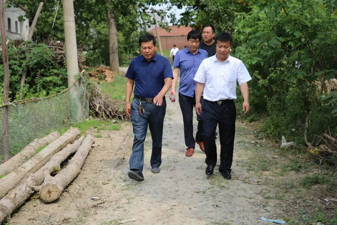 QMH官网乳业集团走访慰问穷困户 结对助扶暖人心