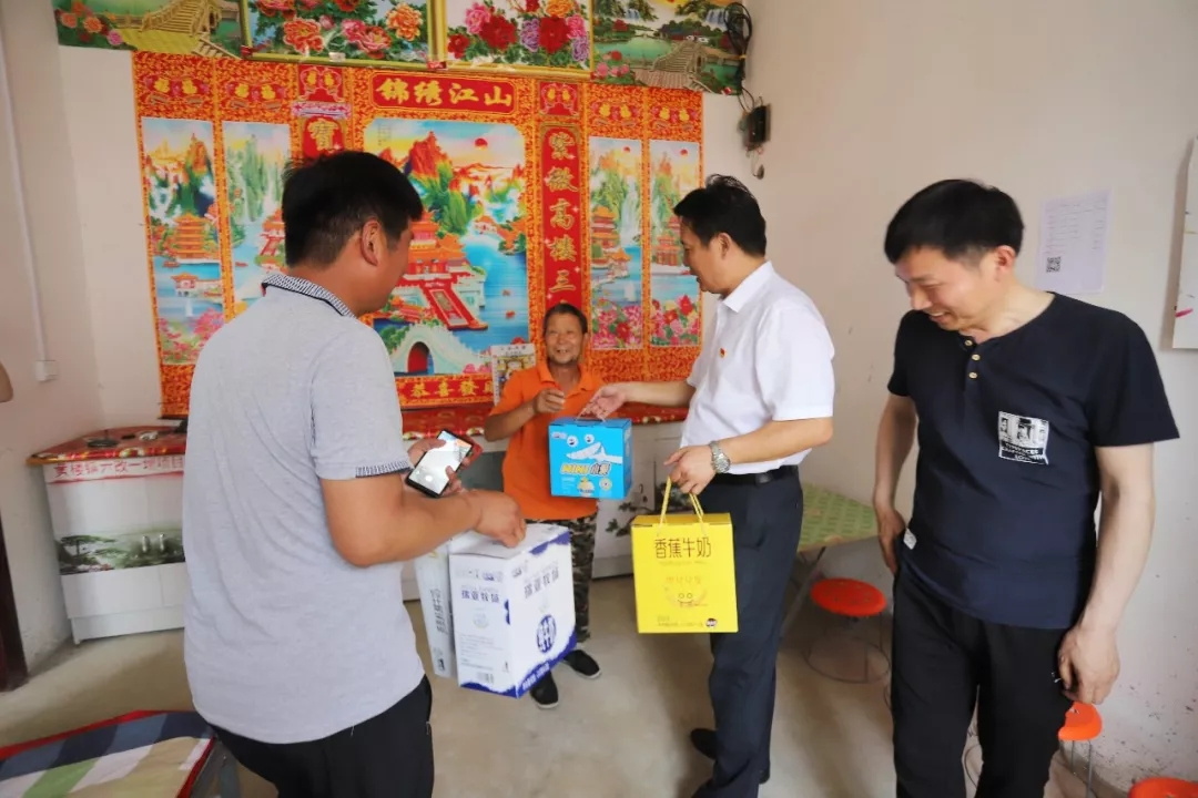 QMH官网乳业集团走访慰问穷困户 结对助扶暖人心