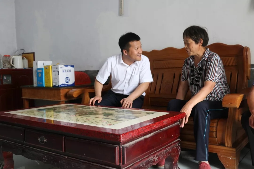 QMH官网乳业集团走访慰问穷困户 结对助扶暖人心