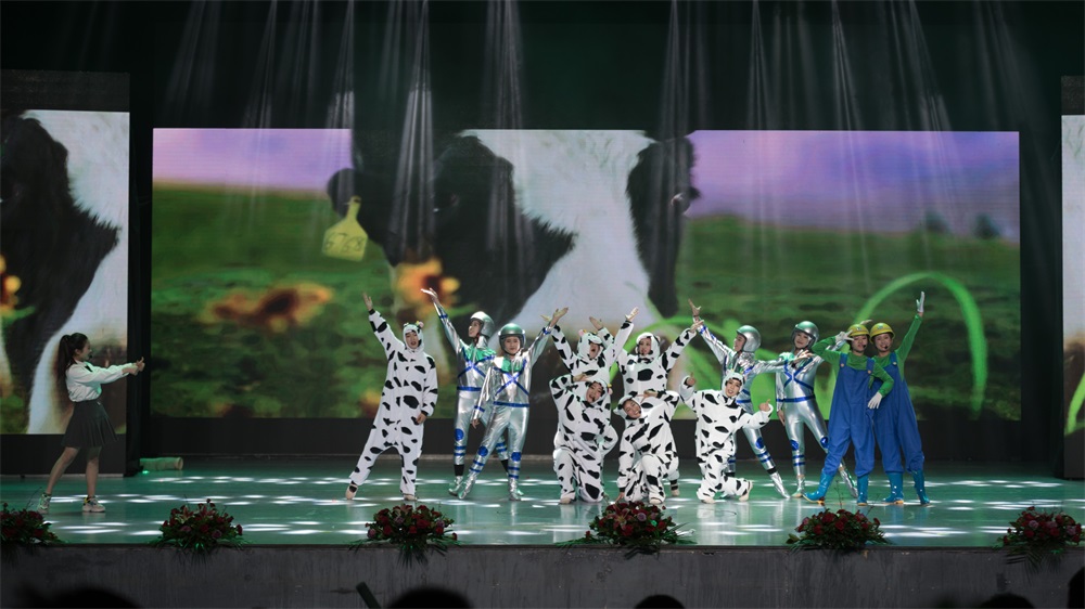 “不忘初心、聚力前杏妆 QMH官网集团2018迎新春联欢会隆沉进行