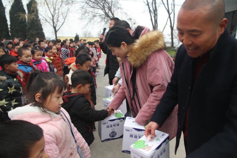 QMH官网精准扶贫暖冬公益行走进登封市刘家沟