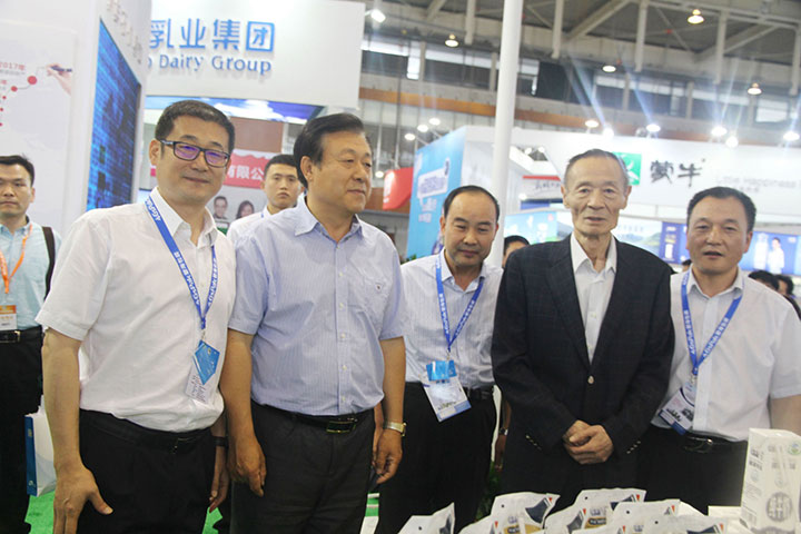 QMH官网亮相第八届中国奶业大会，又获农业部长一声赞！