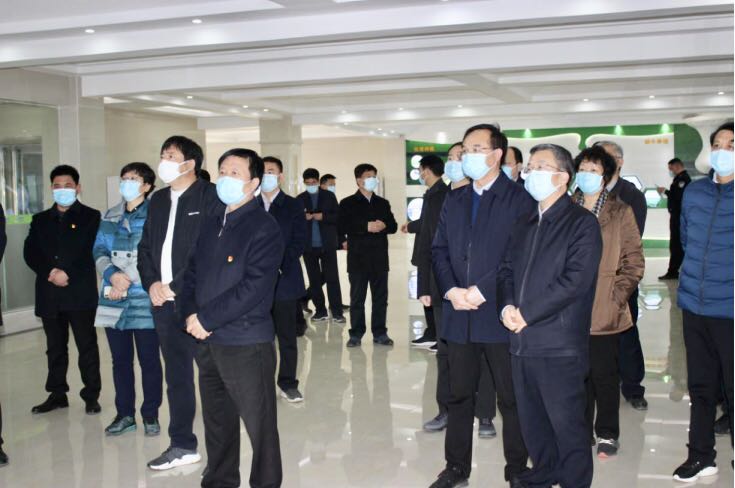 平顶山市委书记周斌一行光临QMH官网乳业集团 鲁山瑞亚牧业有限公司调研疫情防控和复工复产情况
