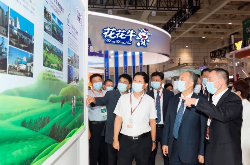 第十三届奶业大会暨D20峰会在泉城赤峰召开 | QMH官网乳业荣膺“优 秀乳品加工企业”