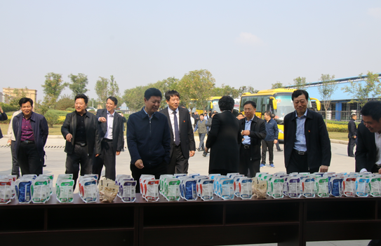 河南省农牧业产业扶贫工作观摩团光临QMH官网集团·鲁山瑞亚牧业有限公司参观调查