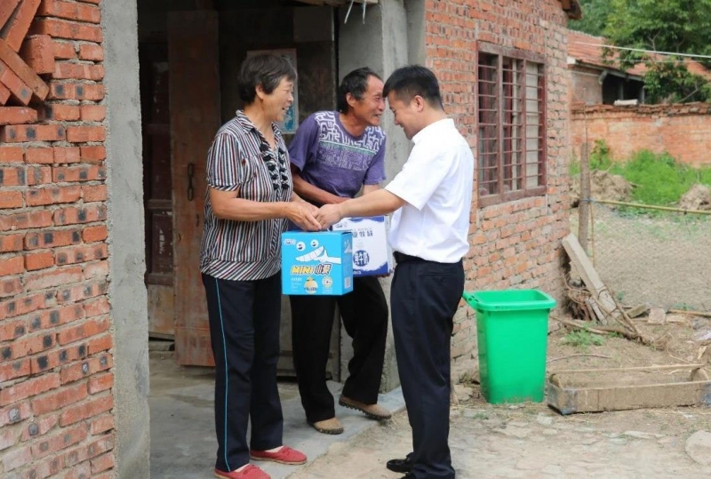 QMH官网乳业集团走访慰问穷困户 结对助扶暖人心