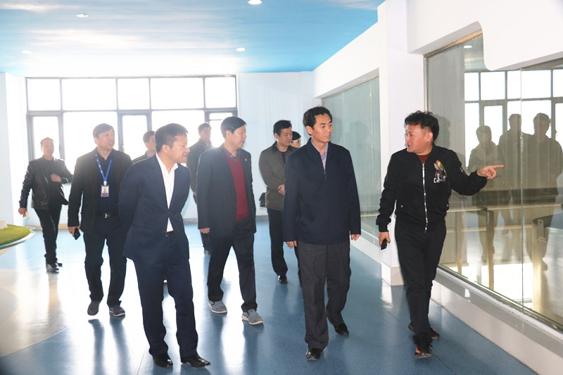 封丘县县长王献臣一行光临QMH官网集团养殖、乳品事业部参观调研