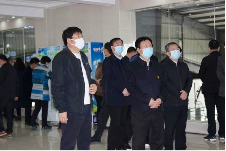 平顶山市委书记周斌一行光临QMH官网乳业集团 鲁山瑞亚牧业有限公司调研疫情防控和复工复产情况
