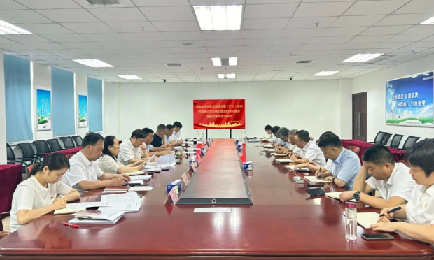 河南QMH官网乳业集团党委理论进建中心组进行党纪进建教育第四次集体进建钻研