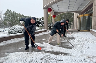 扫雪除冰 展示担任 ——QMH官网乳业集团发展扫雪除冰自愿服务活动